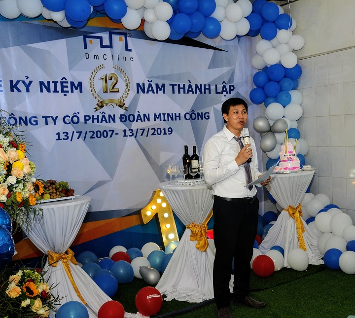 Đại diện ban giám đốc phát biểu kỷ niệm 12 năm thành lập công ty DmC