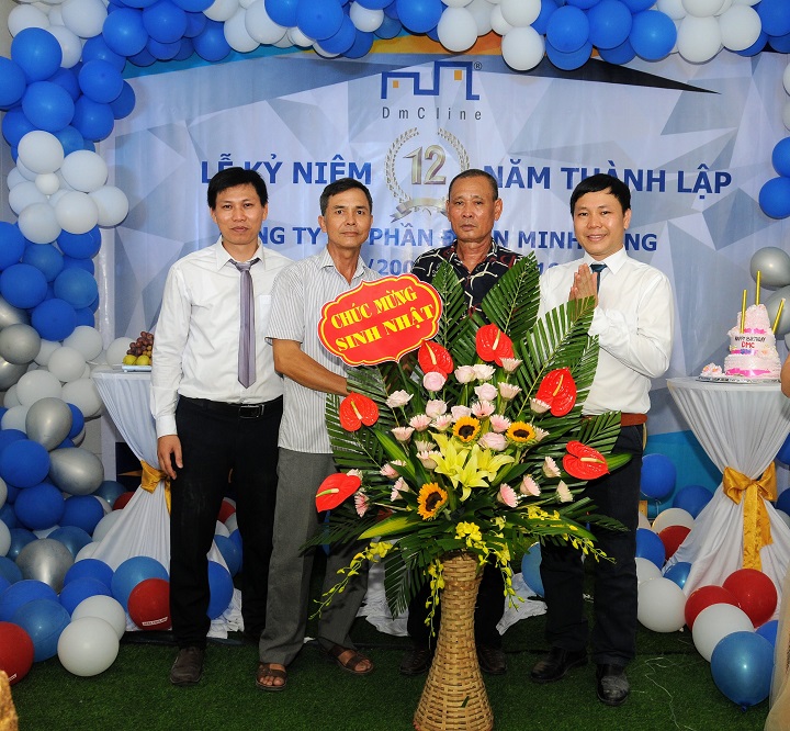 Guests and representatives of DMC's departments gave flowers to celebrate the birthday