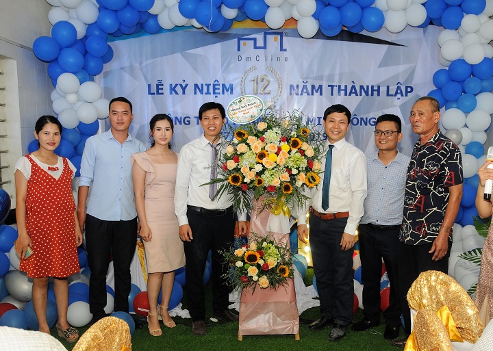 Khách mời tặng hoa kỷ niệm 12 năm thành lập công ty