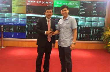 Cty CP Đoàn Minh Công đến chúc mừng cty Gạch Khang Minh chính thức lên sàn cổ phiếu